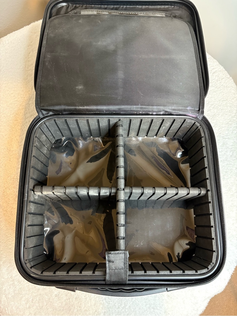 Black Hard-Shell Make-up Travel Case - Picture 7 of 9